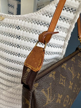 Lade das Bild in den Galerie-Viewer, LOUIS VUITTON POCHETTE ACCESSOIRES
