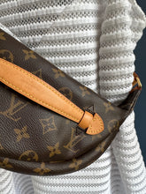 Lade das Bild in den Galerie-Viewer, LOUIS VUITTON BUMBAG
