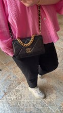Lade das Bild in den Galerie-Viewer, CHANEL 19 WALLET ON CHAIN
