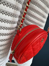 Lade das Bild in den Galerie-Viewer, CHANEL ROUND CLUTCH
