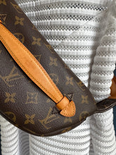 Lade das Bild in den Galerie-Viewer, LOUIS VUITTON BUMBAG
