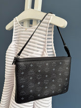 Lade das Bild in den Galerie-Viewer, MCM CLUTCH
