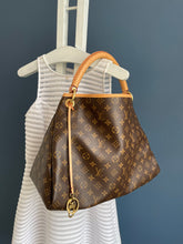 Lade das Bild in den Galerie-Viewer, LOUIS VUITTON ARTSY MM
