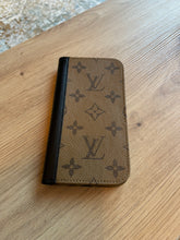 Lade das Bild in den Galerie-Viewer, LOUIS VUITTON HANDYCASE iPHONE 15 PRO
