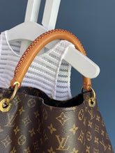 Lade das Bild in den Galerie-Viewer, LOUIS VUITTON ARTSY MM
