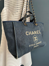 Lade das Bild in den Galerie-Viewer, CHANEL DEAUVILLE
