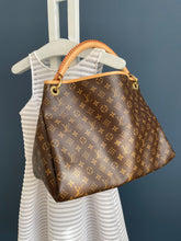 Lade das Bild in den Galerie-Viewer, LOUIS VUITTON ARTSY MM
