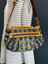 Lade das Bild in den Galerie-Viewer, LOUIS VUITTON RAYÉ PORTE EPAULE MM
