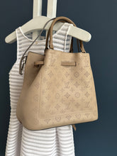 Lade das Bild in den Galerie-Viewer, LOUIS VUITTON GIROLATA GALET MAHINA
