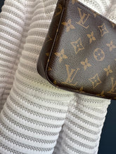 Lade das Bild in den Galerie-Viewer, LOUIS VUITTON POCHETTE ACCESSOIRES
