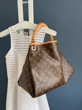 Lade das Bild in den Galerie-Viewer, LOUIS VUITTON ARTSY MM
