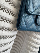 Lade das Bild in den Galerie-Viewer, CHANEL MINI WOC

