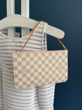 Lade das Bild in den Galerie-Viewer, LOUIS VUITTON CLUTCH
