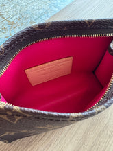 Lade das Bild in den Galerie-Viewer, LOUIS VUITTON MURAKAMI POUCH
