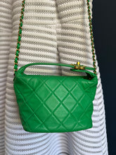 Lade das Bild in den Galerie-Viewer, CHANEL 19 HOBO BAG
