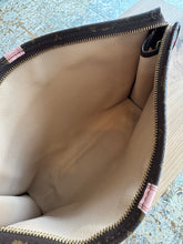 Lade das Bild in den Galerie-Viewer, LOUIS VUITTON 26 TOILETRY SUMMER TRUNK
