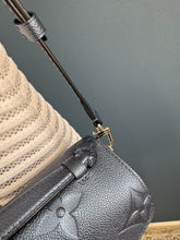 Lade das Bild in den Galerie-Viewer, LOUIS VUITTON MÉTIS PERLMUTT
