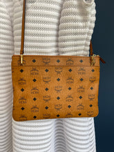 Lade das Bild in den Galerie-Viewer, MCM CLUTCH
