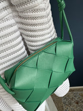 Lade das Bild in den Galerie-Viewer, BOTTEGA VENETA CASSETA CAMERA BAG

