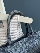 Lade das Bild in den Galerie-Viewer, DIOR TOTE BOOK MEDIUM
