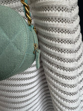 Lade das Bild in den Galerie-Viewer, CHANEL 19 DENIM ROUND CLUTCH
