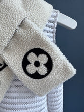 Lade das Bild in den Galerie-Viewer, LOUIS VUITTON ONLY LV MINI COMFY SCHAL
