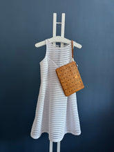 Lade das Bild in den Galerie-Viewer, MCM CLUTCH
