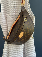 Lade das Bild in den Galerie-Viewer, LOUIS VUITTON BUMBAG
