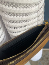 Lade das Bild in den Galerie-Viewer, LOUIS VUITTON DOUBLE ZIP POCHETTE REVERSE
