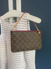 Lade das Bild in den Galerie-Viewer, LOUIS VUITTON CLUTCH
