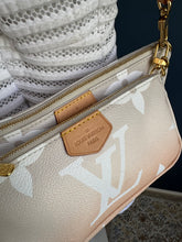 Lade das Bild in den Galerie-Viewer, LOUIS VUITTON MULTI POCHETTE BY THE POOL
