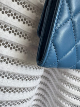 Lade das Bild in den Galerie-Viewer, CHANEL RIBBON LONG WOC
