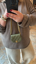 Lade das Bild in den Galerie-Viewer, CHANEL COCO MAIL MINI CLUTCH
