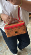 Lade das Bild in den Galerie-Viewer, MCM ROCKSTAR VANITY
