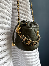 Lade das Bild in den Galerie-Viewer, CHANEL22 MINI BUCKET
