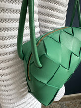 Lade das Bild in den Galerie-Viewer, BOTTEGA VENETA CASSETA CAMERA BAG
