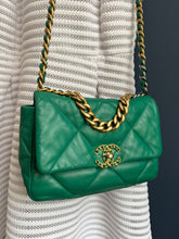 Lade das Bild in den Galerie-Viewer, CHANEL 19 SMALL
