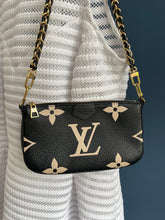Lade das Bild in den Galerie-Viewer, LOUIS VUITTON MINI POCHETTE BICOLOR
