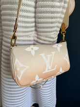 Lade das Bild in den Galerie-Viewer, LOUIS VUITTON MULTI POCHETTE BY THE POOL

