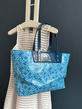 Lade das Bild in den Galerie-Viewer, LOUIS VUITTON COSMIC PM
