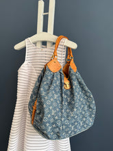 Lade das Bild in den Galerie-Viewer, LOUIS VUITTON MAHINA XL DENIM
