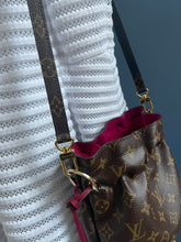 Lade das Bild in den Galerie-Viewer, LOUIS VUITTON POUCH MIT SCHULTERRIEMEN
