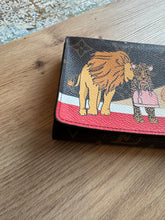 Lade das Bild in den Galerie-Viewer, LOUIS VUITTON SARAH GELDBÖRSE
