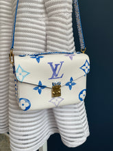 Lade das Bild in den Galerie-Viewer, LOUIS VUITTON MÉTIS BY THE POOL
