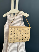 Lade das Bild in den Galerie-Viewer, MCM CLUTCH
