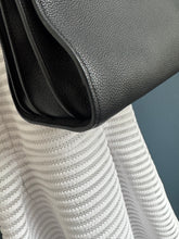 Lade das Bild in den Galerie-Viewer, YSL SAC DE JOUR
