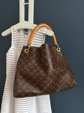 Lade das Bild in den Galerie-Viewer, LOUIS VUITTON ARTSY MM

