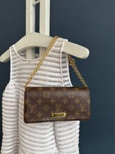 Lade das Bild in den Galerie-Viewer, LOUIS VUITTON LILY WOC
