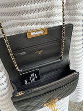 Lade das Bild in den Galerie-Viewer, CHANEL GOLDEN CLASS WOC
