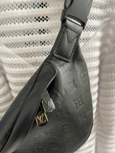 Lade das Bild in den Galerie-Viewer, LOUIS VUITTON DISCOVERY BUMBAG PM
